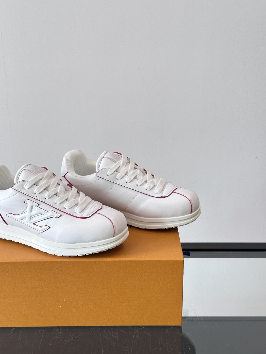 LV 🫏BUTTERSOFT运动鞋的多彩诠释结合了羊皮、LV BUTTERSOFT运动鞋的多彩诠释结合了