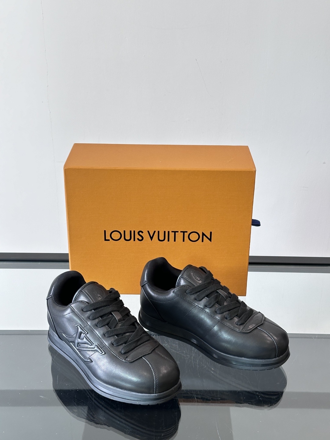 LV 🫏BUTTERSOFT运动鞋的多彩诠释结合了羊皮、LV BUTTERSOFT运动鞋的多彩诠释结合了