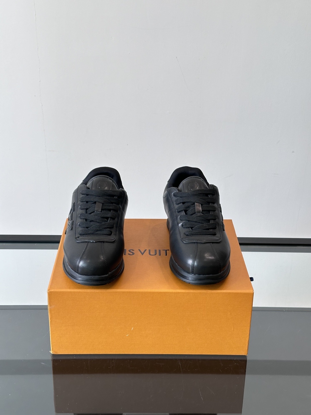 LV 🫏BUTTERSOFT运动鞋的多彩诠释结合了羊皮、LV BUTTERSOFT运动鞋的多彩诠释结合了