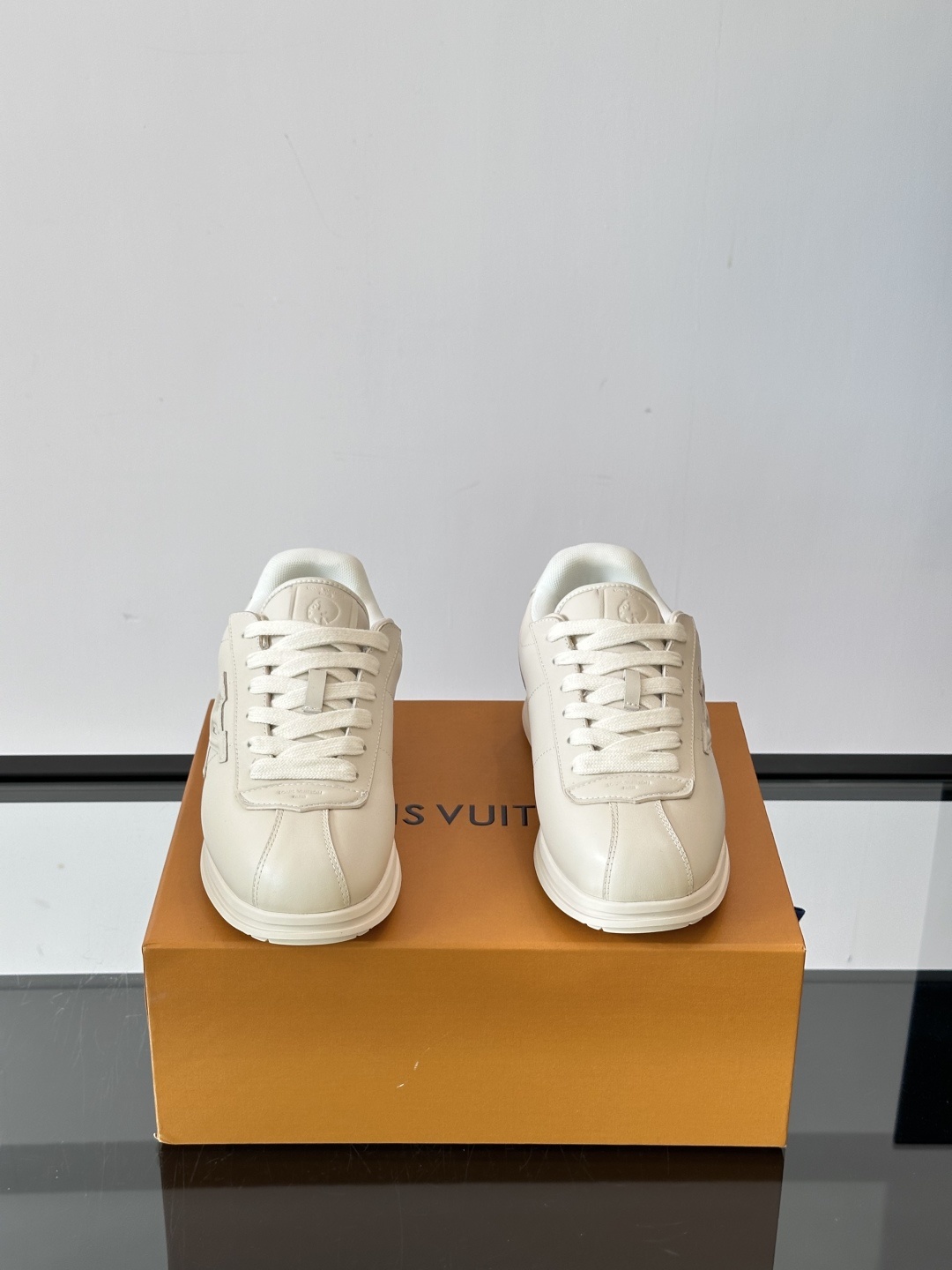 LV 🫏BUTTERSOFT运动鞋的多彩诠释结合了羊皮、LV BUTTERSOFT运动鞋的多彩诠释结合了