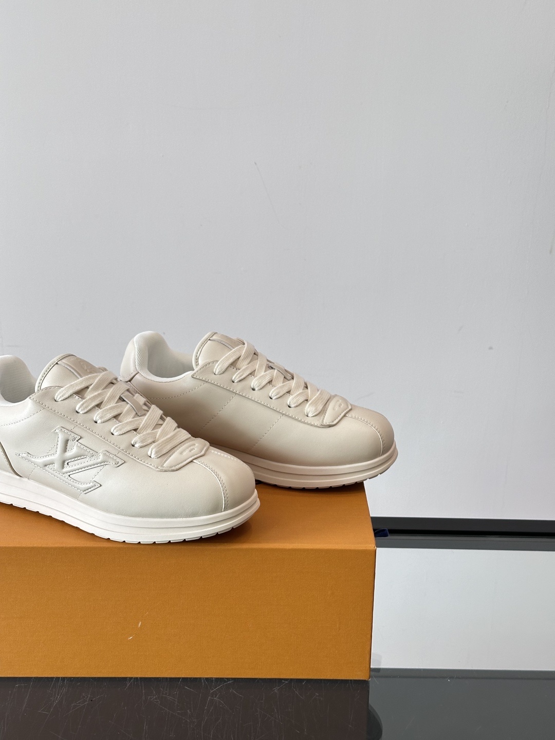 LV 🫏BUTTERSOFT运动鞋的多彩诠释结合了羊皮、LV BUTTERSOFT运动鞋的多彩诠释结合了