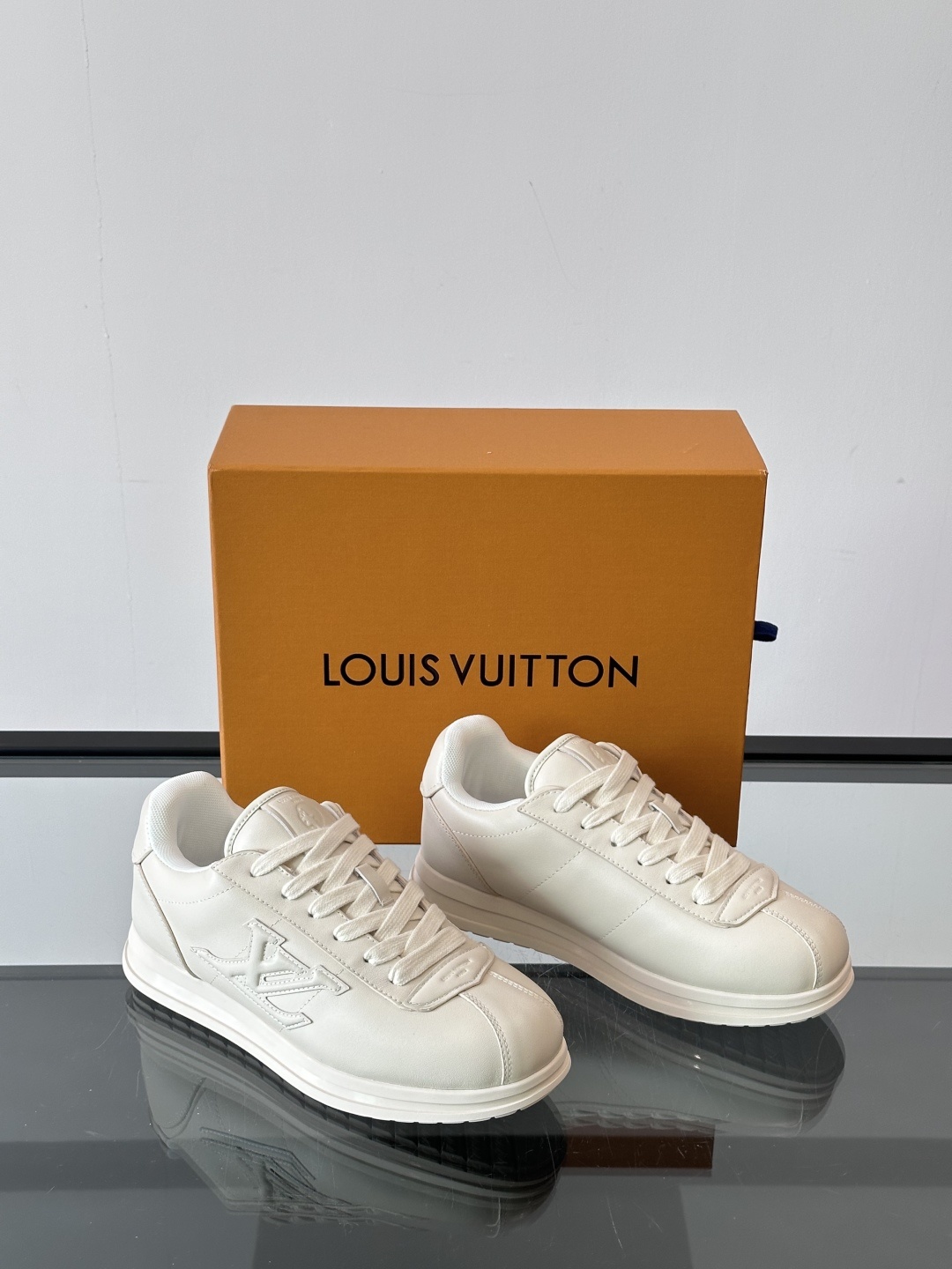 LV 🫏BUTTERSOFT运动鞋的多彩诠释结合了羊皮、LV BUTTERSOFT运动鞋的多彩诠释结合了