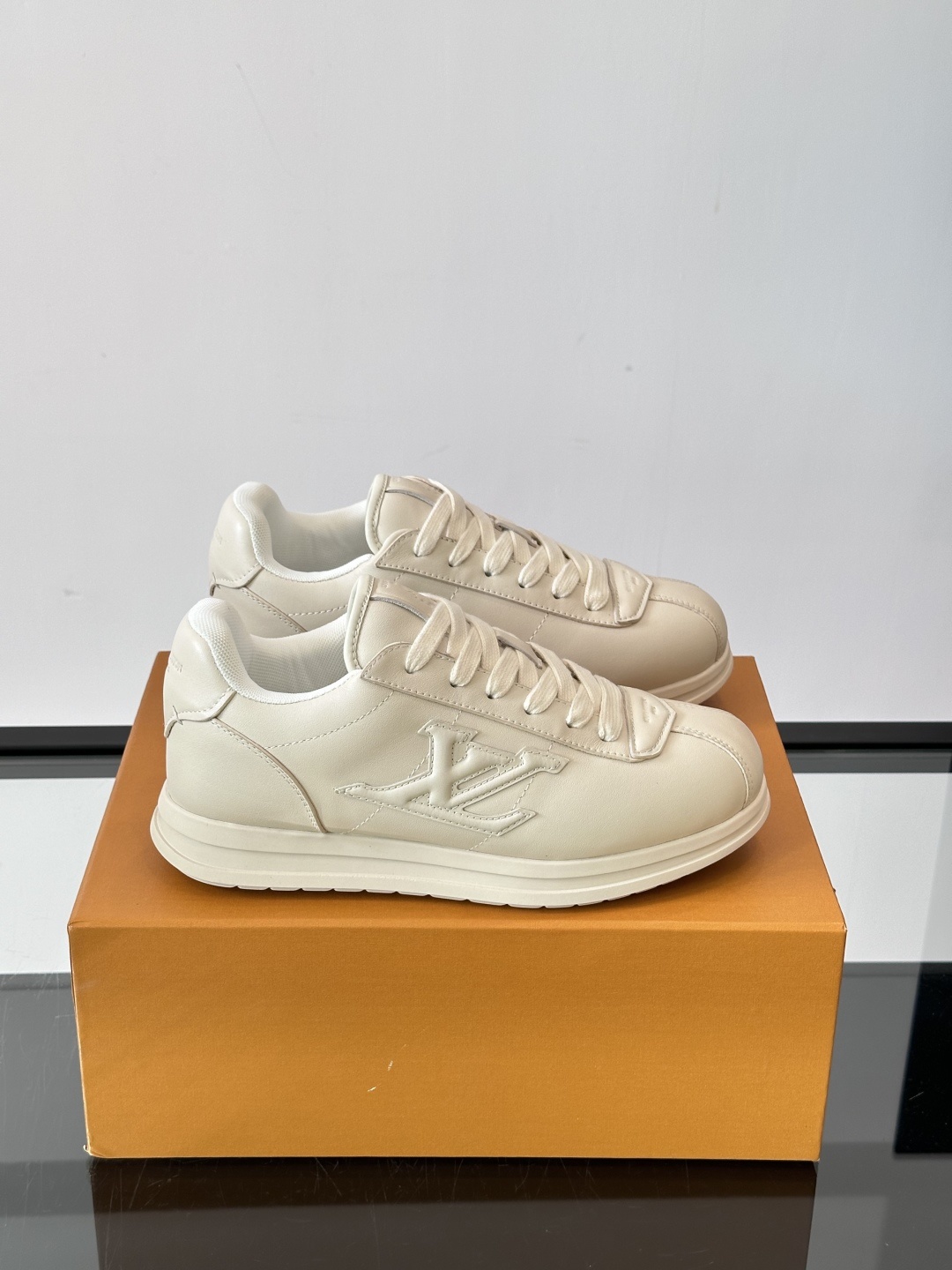 LV 🫏BUTTERSOFT运动鞋的多彩诠释结合了羊皮、LV BUTTERSOFT运动鞋的多彩诠释结合了
