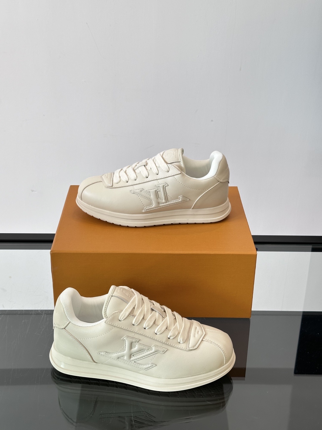 LV 🫏BUTTERSOFT运动鞋的多彩诠释结合了羊皮、LV BUTTERSOFT运动鞋的多彩诠释结合了