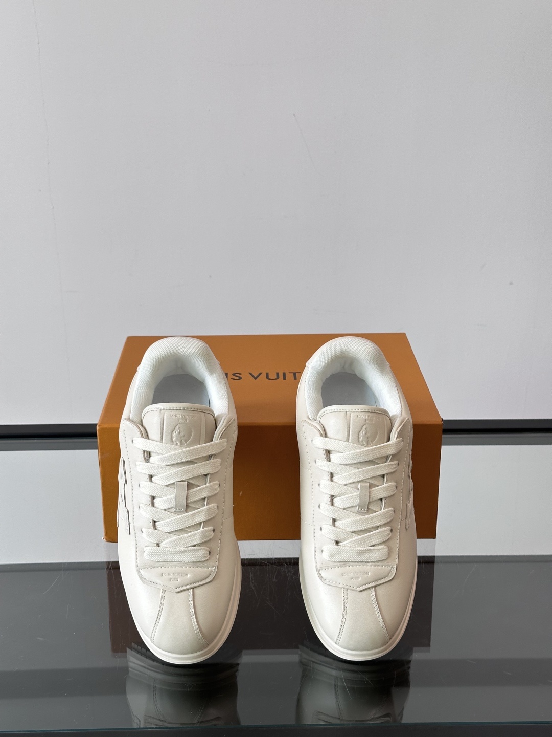 LV 🫏BUTTERSOFT运动鞋的多彩诠释结合了羊皮、LV BUTTERSOFT运动鞋的多彩诠释结合了