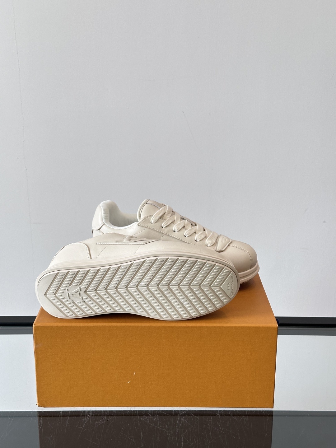 LV 🫏BUTTERSOFT运动鞋的多彩诠释结合了羊皮、LV BUTTERSOFT运动鞋的多彩诠释结合了