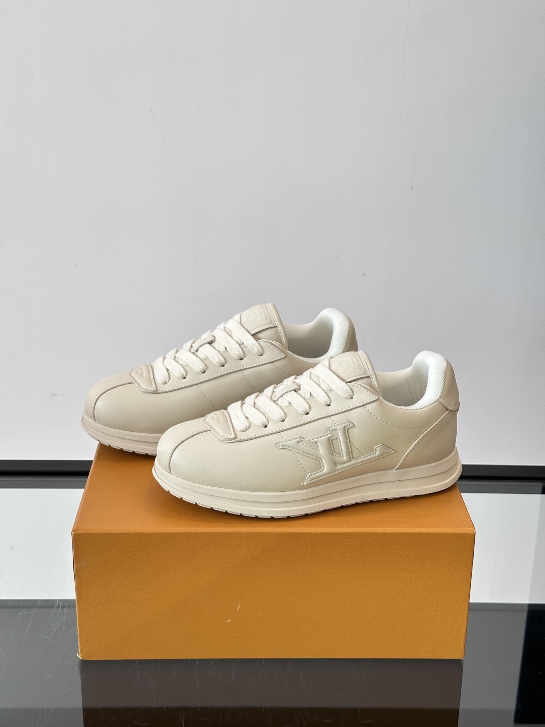 LV 🫏BUTTERSOFT运动鞋的多彩诠释结合了羊皮、LV BUTTERSOFT运动鞋的多彩诠释结合了