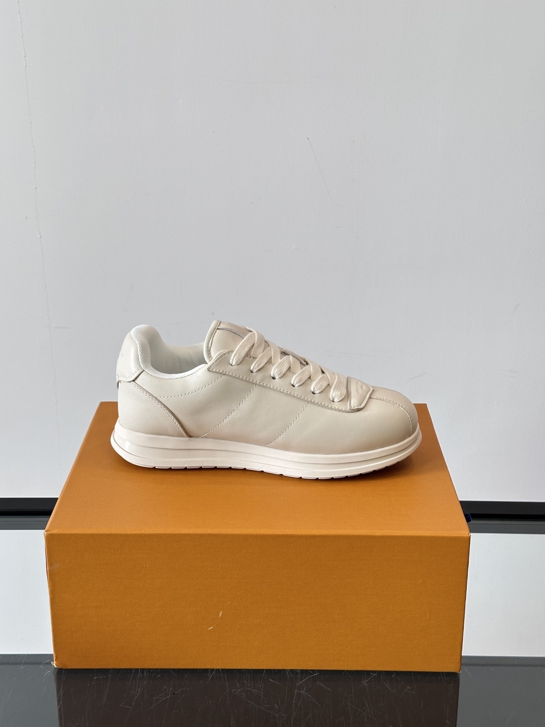 LV 🫏BUTTERSOFT运动鞋的多彩诠释结合了羊皮、LV BUTTERSOFT运动鞋的多彩诠释结合了