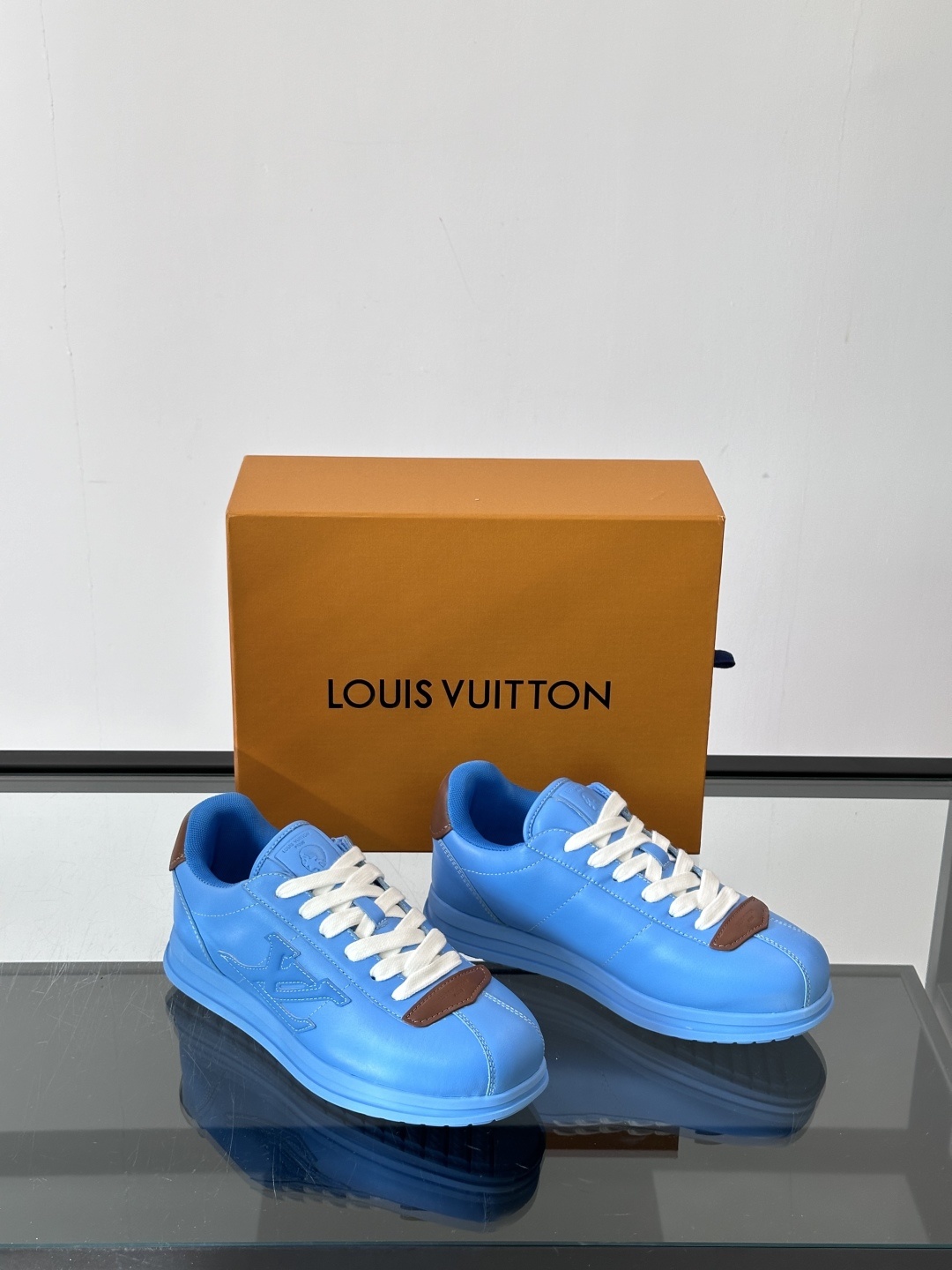 LV 🫏BUTTERSOFT运动鞋的多彩诠释结合了羊皮、LV BUTTERSOFT运动鞋的多彩诠释结合了