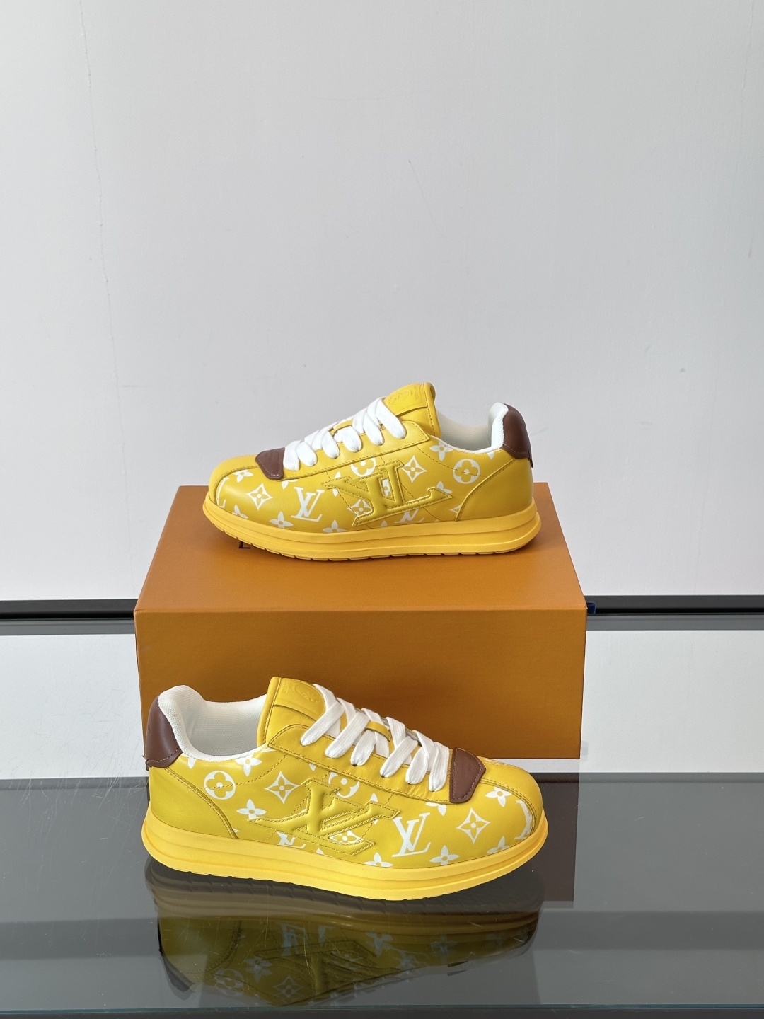 LV 🫏BUTTERSOFT运动鞋的多彩诠释结合了羊皮、LV BUTTERSOFT运动鞋的多彩诠释结合了