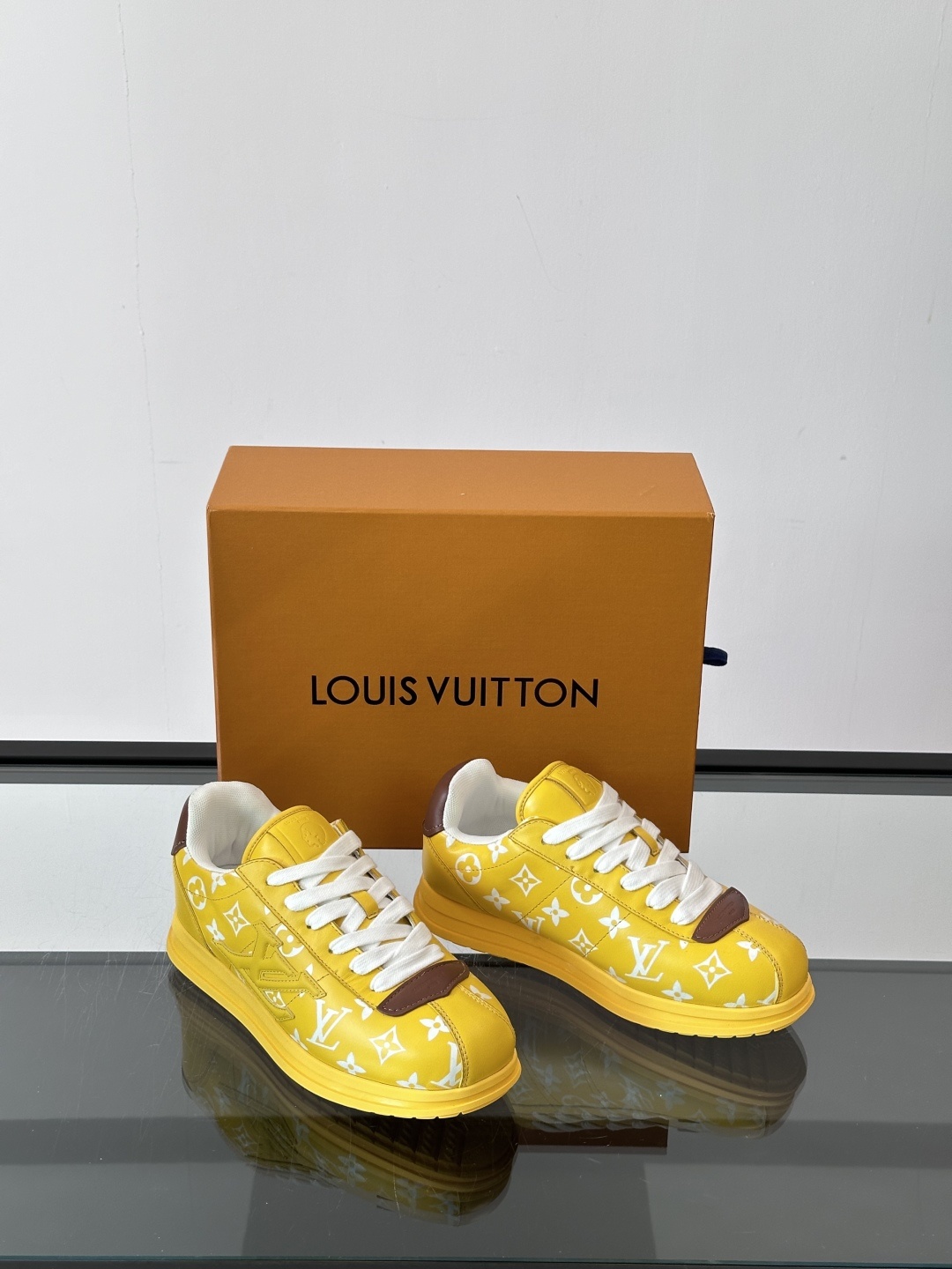 LV 🫏BUTTERSOFT运动鞋的多彩诠释结合了羊皮、LV BUTTERSOFT运动鞋的多彩诠释结合了