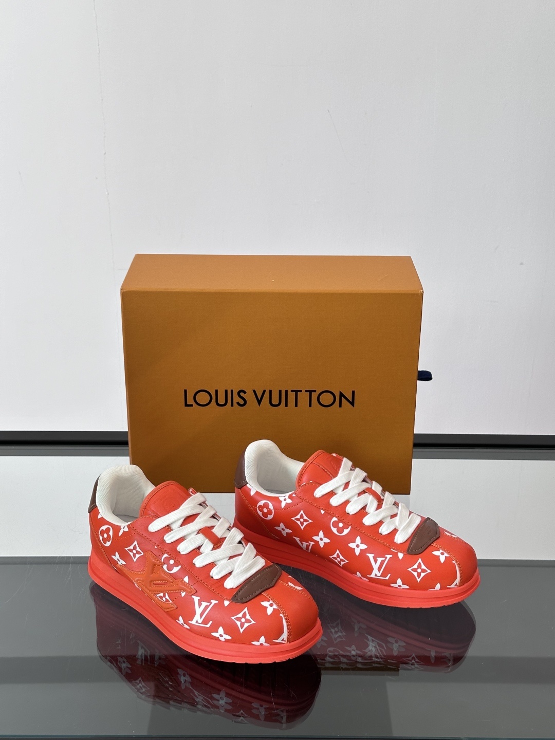 LV 🫏BUTTERSOFT运动鞋的多彩诠释结合了羊皮、LV BUTTERSOFT运动鞋的多彩诠释结合了