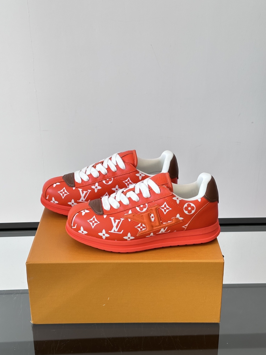 LV 🫏BUTTERSOFT运动鞋的多彩诠释结合了羊皮、LV BUTTERSOFT运动鞋的多彩诠释结合了