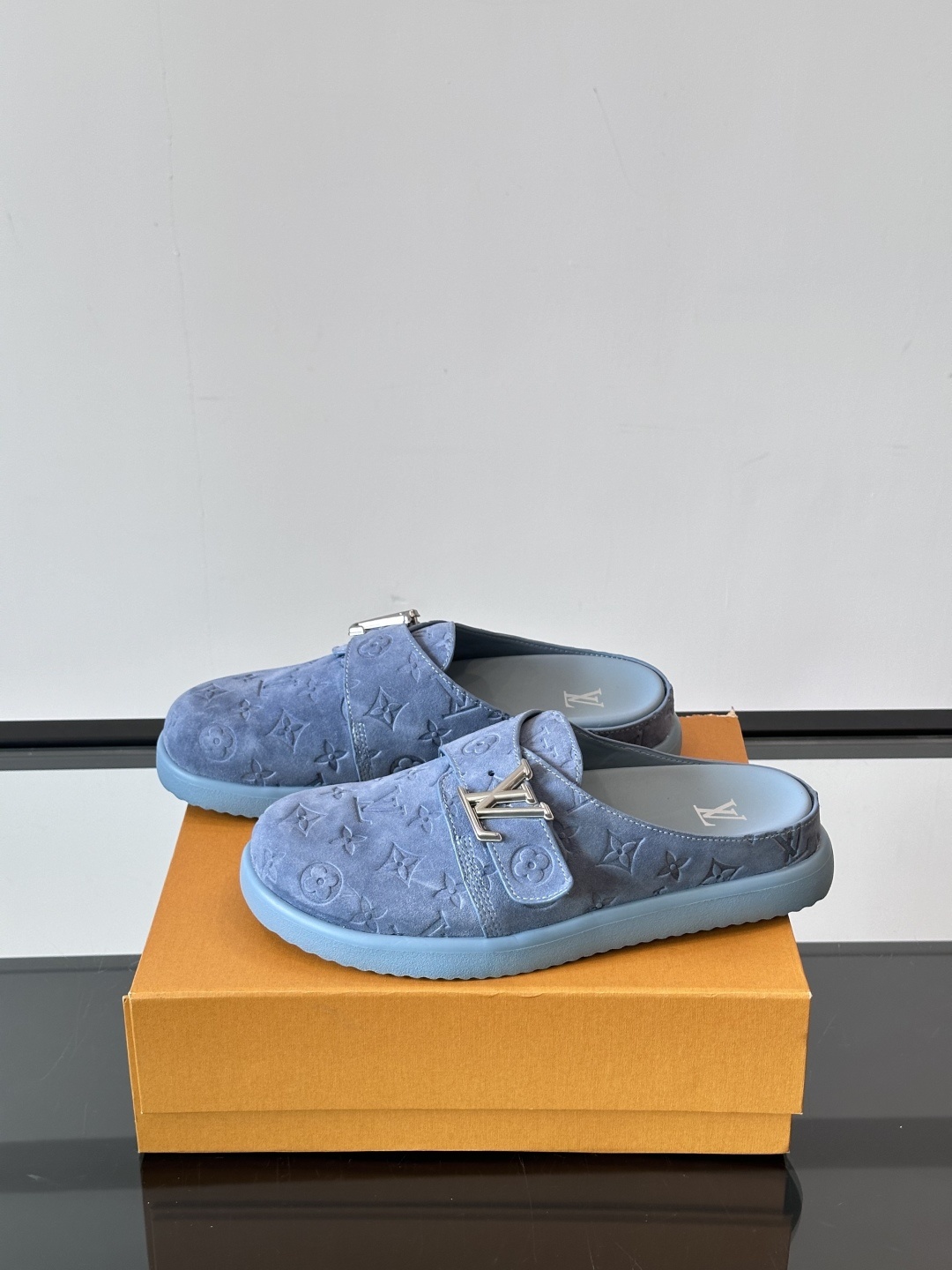 LV Easy 2025新款男士休闲凉拖拖鞋,取材绒面牛皮革,以Monogram 图案彰显潮流风范。L