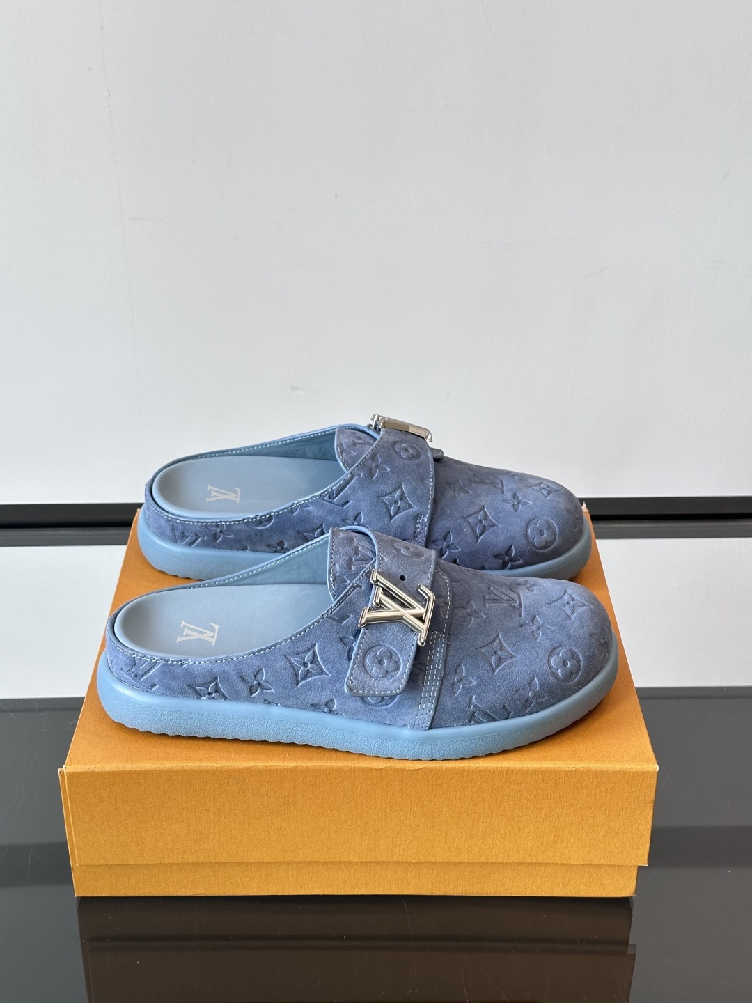 LV Easy 2025新款男士休闲凉拖拖鞋,取材绒面牛皮革,以Monogram 图案彰显潮流风范。L