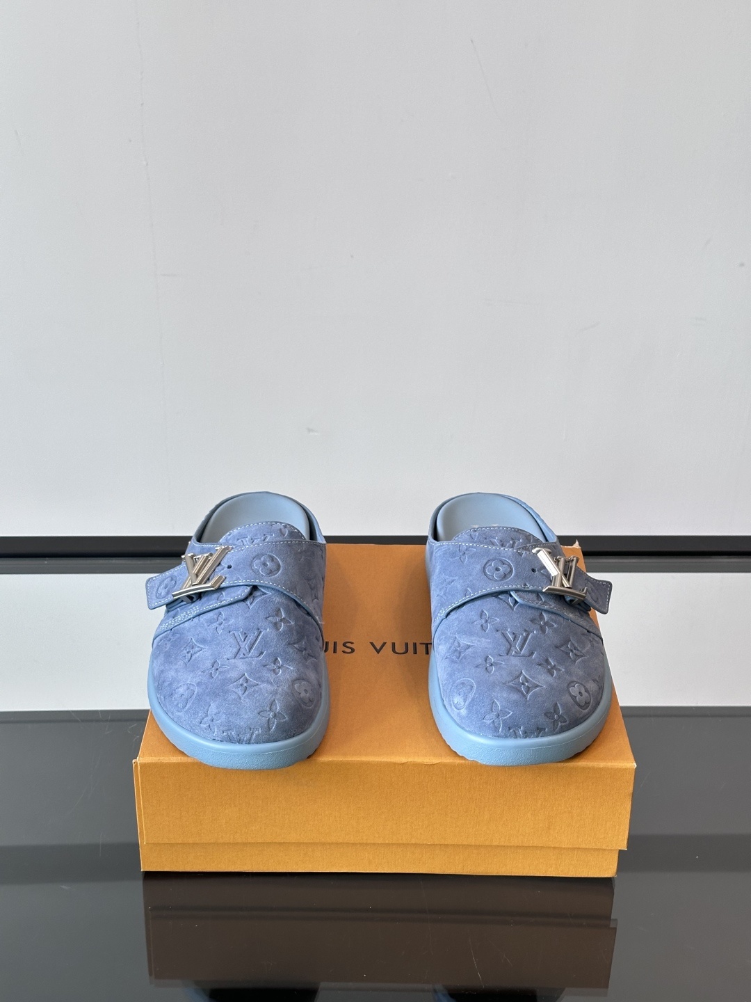 LV Easy 2025新款男士休闲凉拖拖鞋,取材绒面牛皮革,以Monogram 图案彰显潮流风范。L