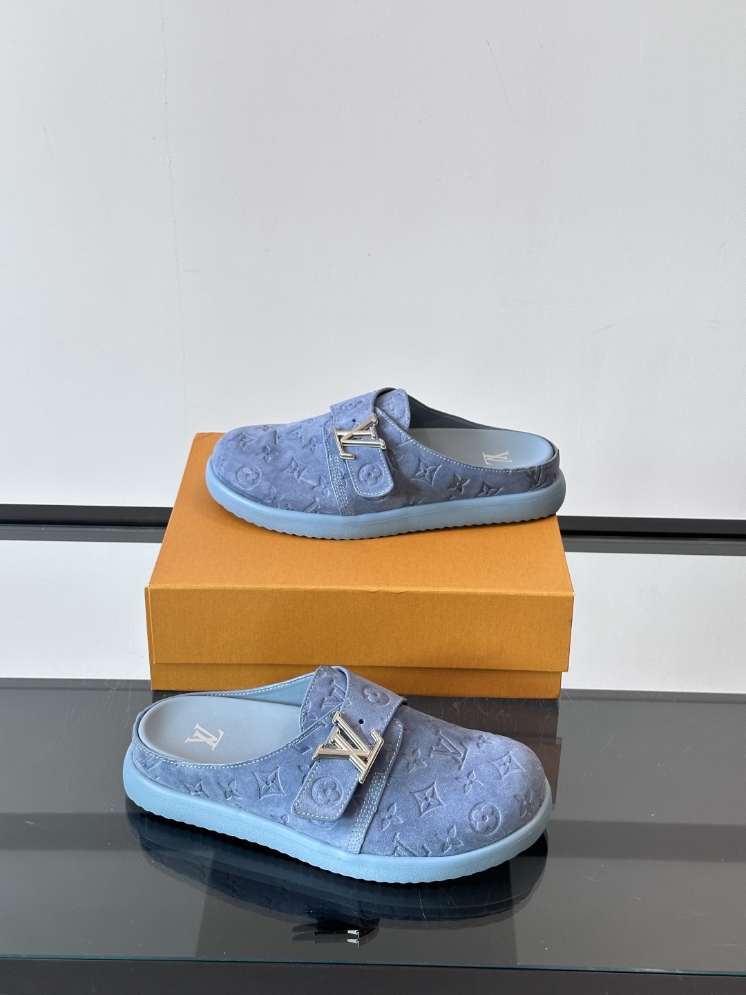 LV Easy 2025新款男士休闲凉拖拖鞋,取材绒面牛皮革,以Monogram 图案彰显潮流风范。L