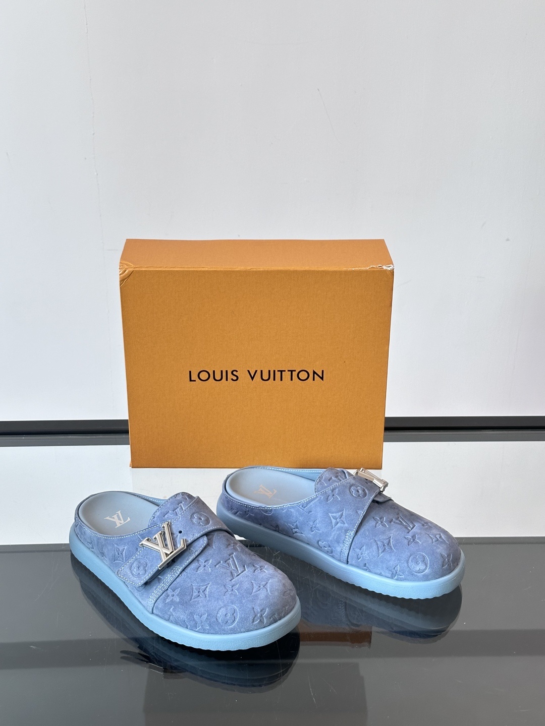 LV Easy 2025新款男士休闲凉拖拖鞋,取材绒面牛皮革,以Monogram 图案彰显潮流风范。L