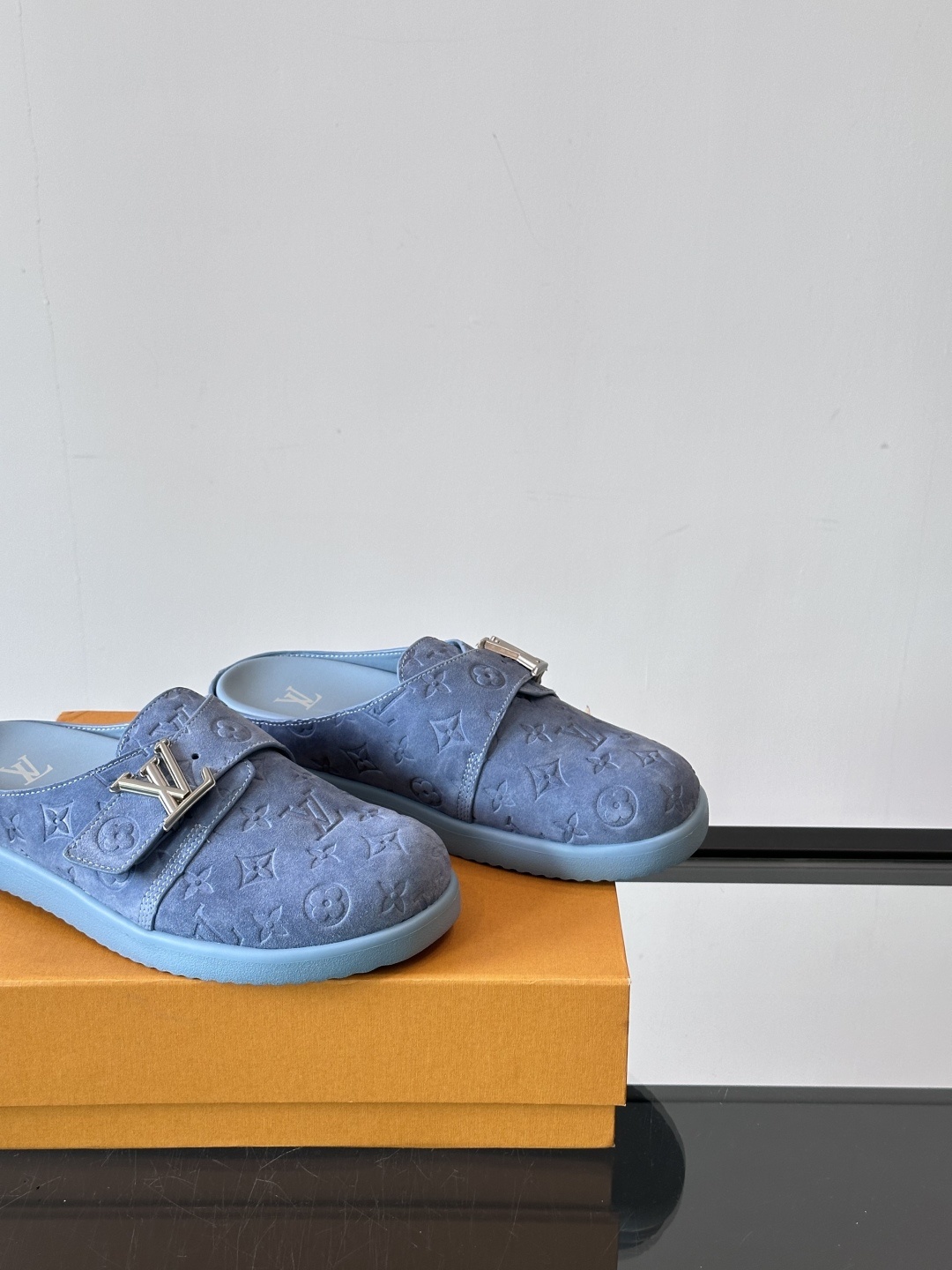 LV Easy 2025新款男士休闲凉拖拖鞋,取材绒面牛皮革,以Monogram 图案彰显潮流风范。L
