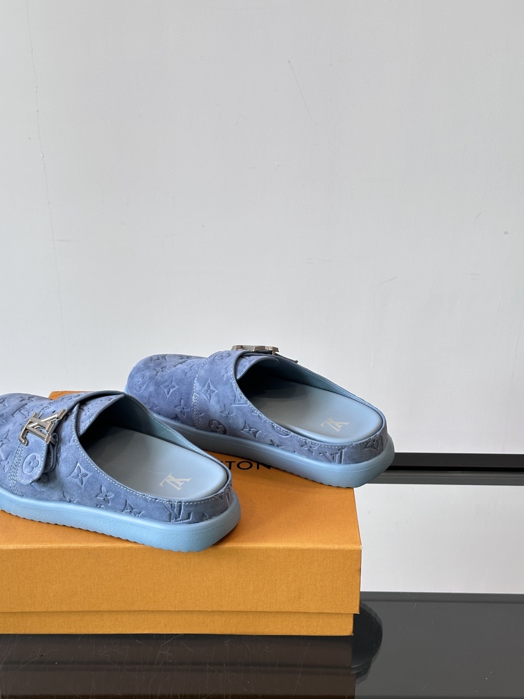 LV Easy 2025新款男士休闲凉拖拖鞋,取材绒面牛皮革,以Monogram 图案彰显潮流风范。L