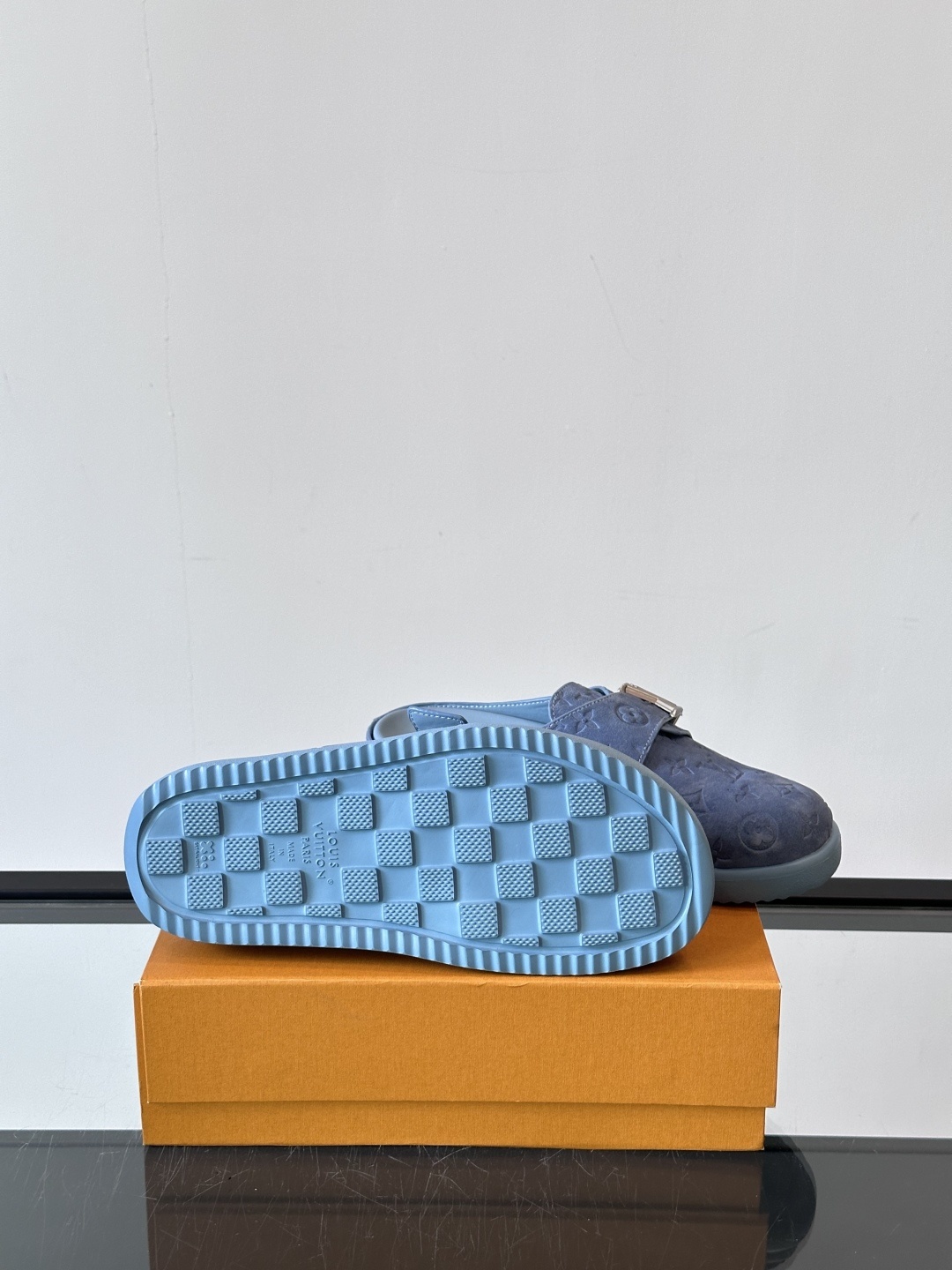 LV Easy 2025新款男士休闲凉拖拖鞋,取材绒面牛皮革,以Monogram 图案彰显潮流风范。L