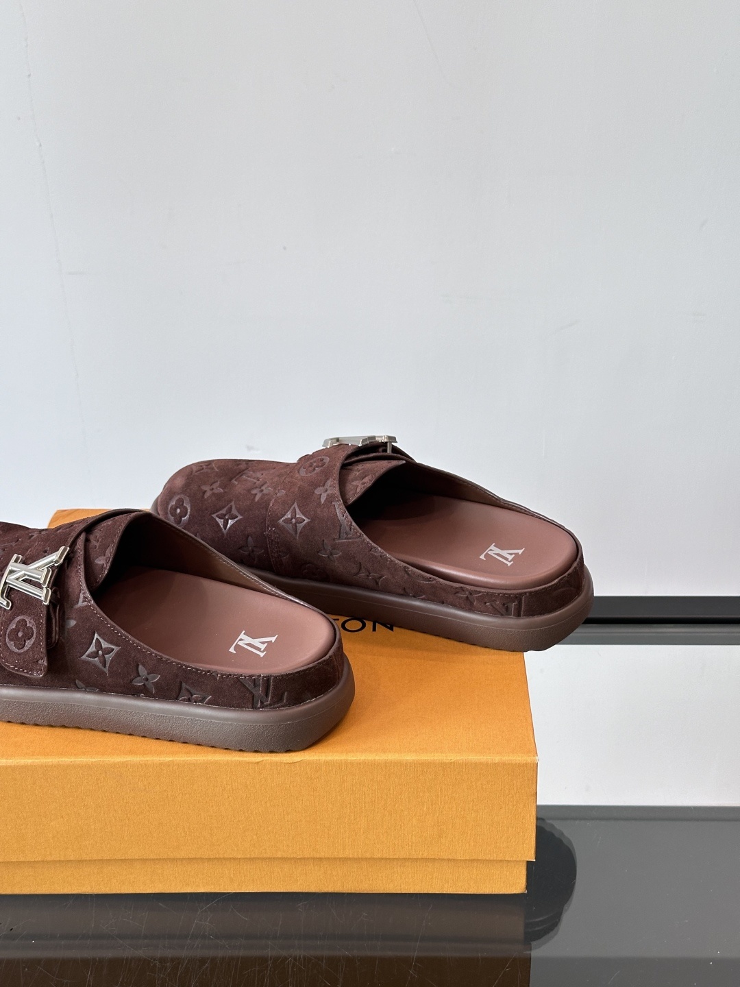 LV Easy 2025新款男士休闲凉拖拖鞋,取材绒面牛皮革,以Monogram 图案彰显潮流风范。L