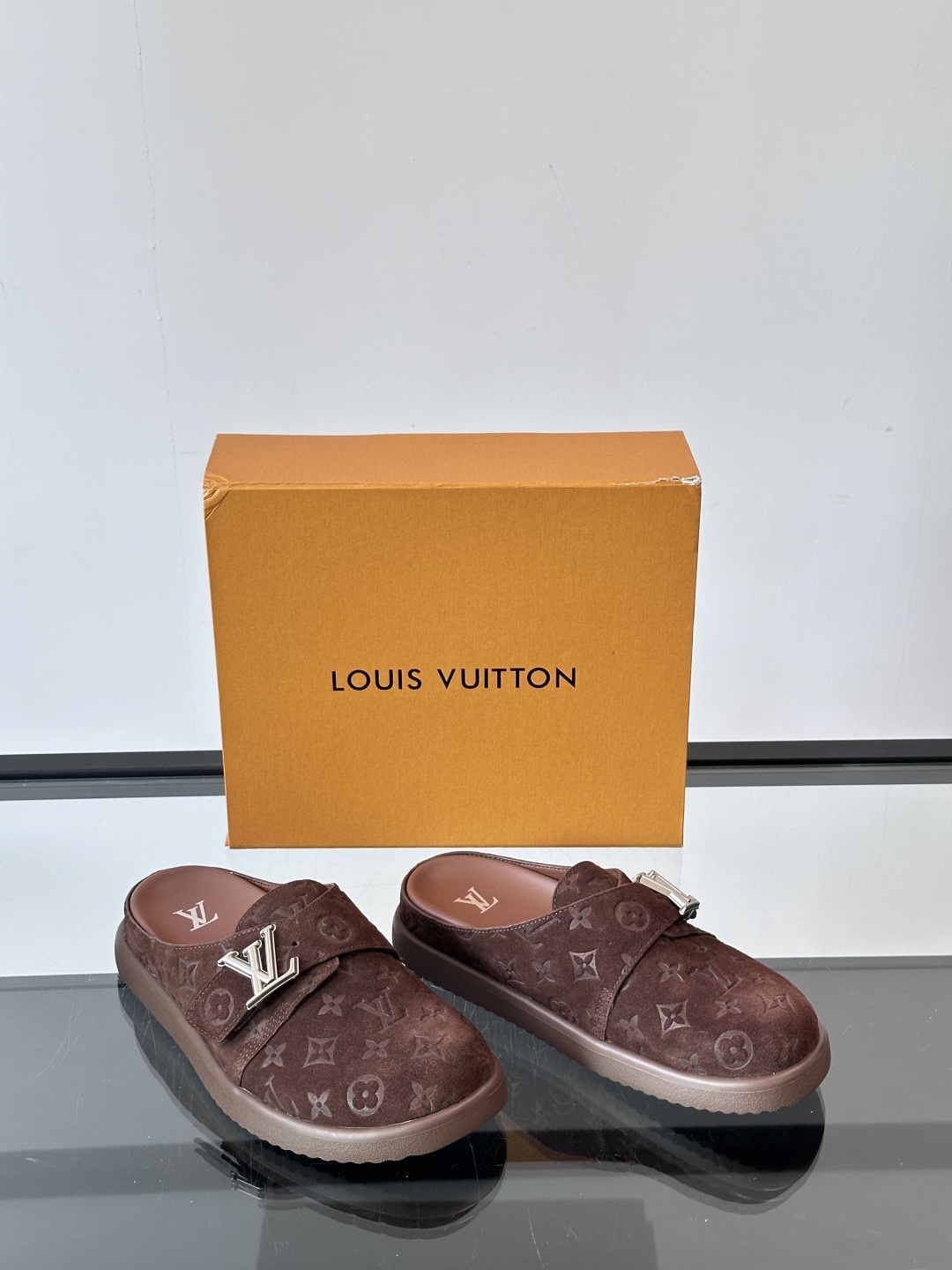 LV Easy 2025新款男士休闲凉拖拖鞋,取材绒面牛皮革,以Monogram 图案彰显潮流风范。L