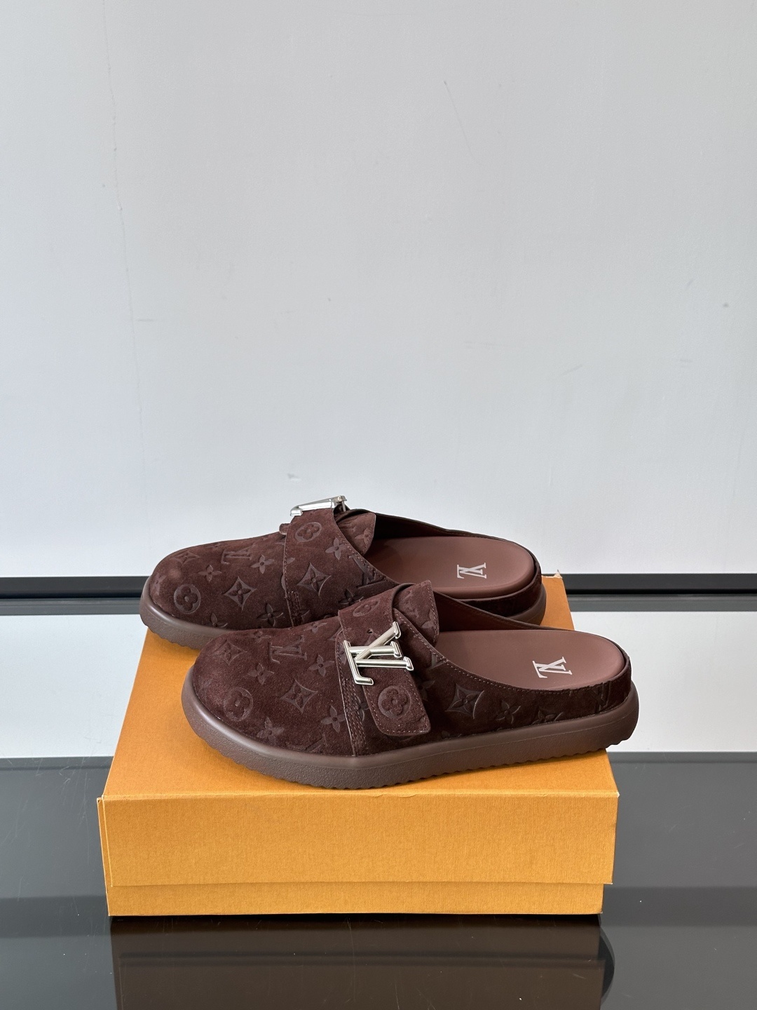 LV Easy 2025新款男士休闲凉拖拖鞋,取材绒面牛皮革,以Monogram 图案彰显潮流风范。L