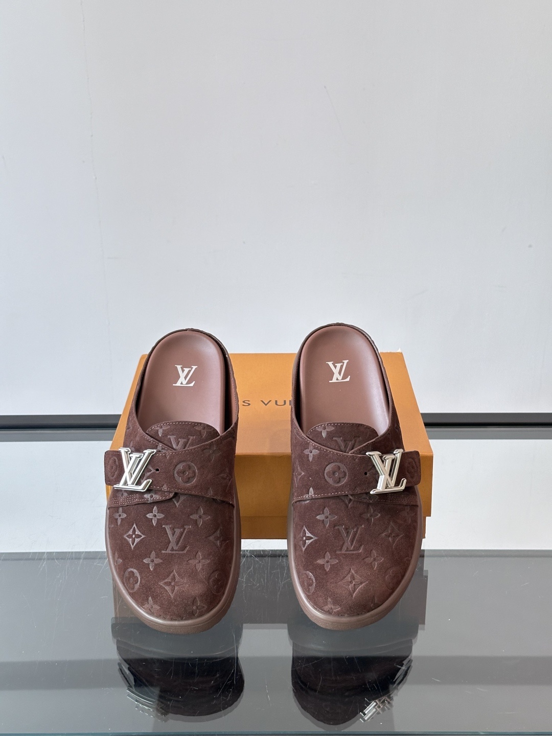 LV Easy 2025新款男士休闲凉拖拖鞋,取材绒面牛皮革,以Monogram 图案彰显潮流风范。L