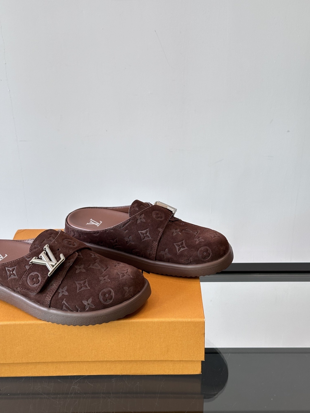 LV Easy 2025新款男士休闲凉拖拖鞋,取材绒面牛皮革,以Monogram 图案彰显潮流风范。L
