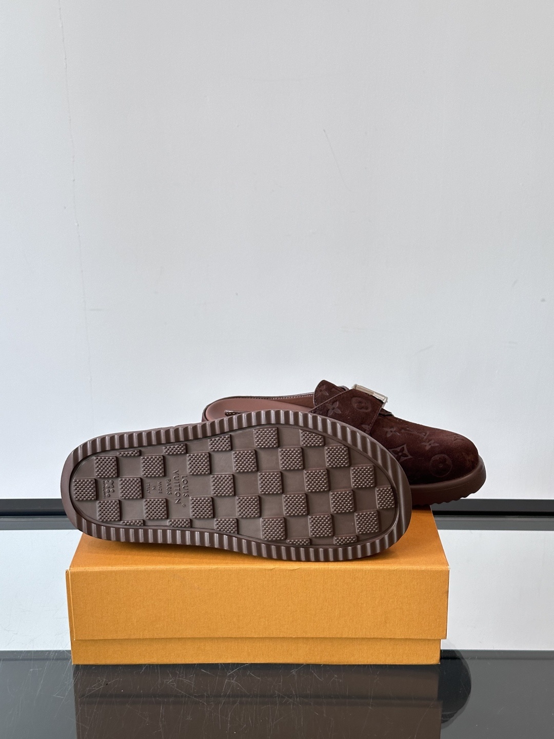LV Easy 2025新款男士休闲凉拖拖鞋,取材绒面牛皮革,以Monogram 图案彰显潮流风范。L