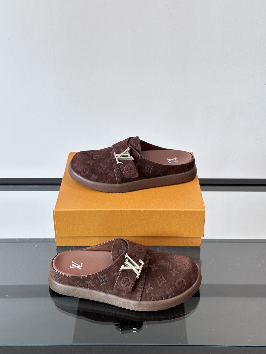 LV Easy 2025新款男士休闲凉拖拖鞋,取材绒面牛皮革,以Monogram 图案彰显潮流风范。L