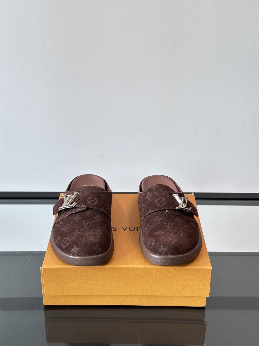 LV Easy 2025新款男士休闲凉拖拖鞋,取材绒面牛皮革,以Monogram 图案彰显潮流风范。L