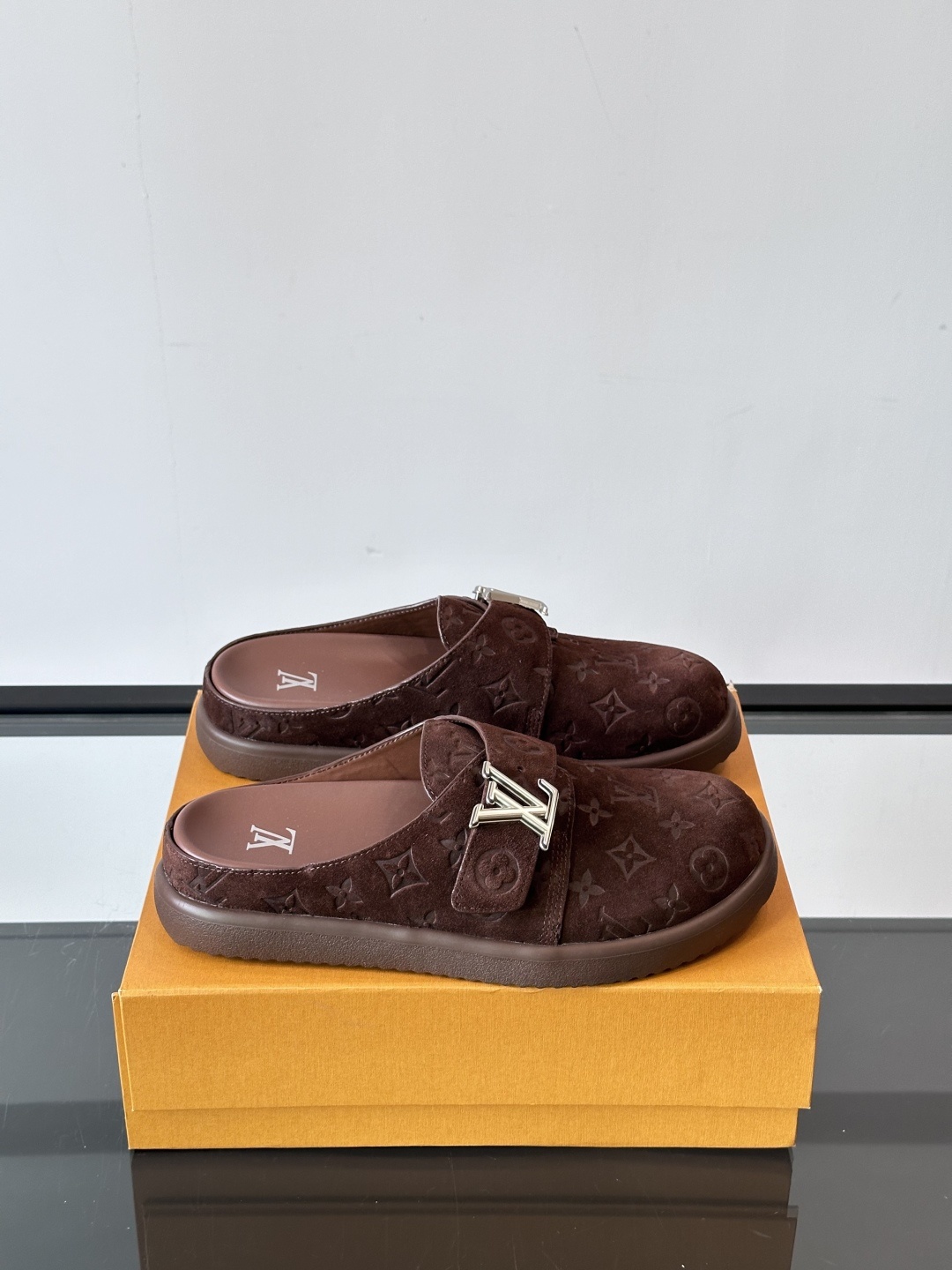 LV Easy 2025新款男士休闲凉拖拖鞋,取材绒面牛皮革,以Monogram 图案彰显潮流风范。L
