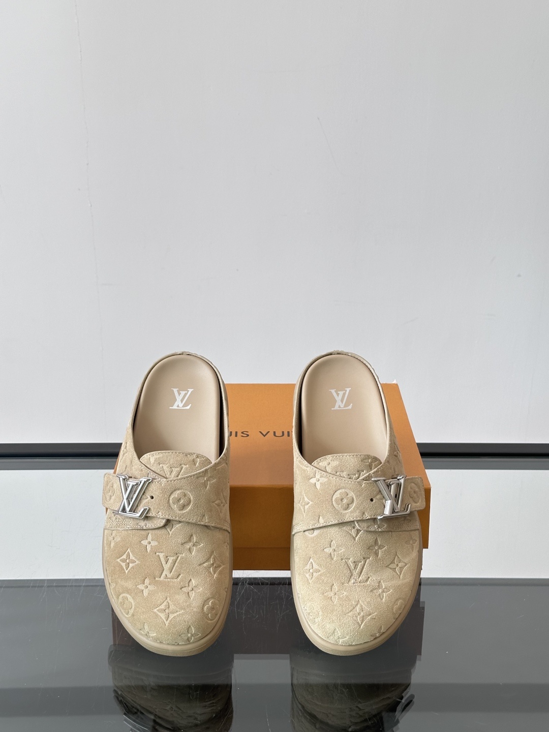 LV Easy 2025新款男士休闲凉拖拖鞋,取材绒面牛皮革,以Monogram 图案彰显潮流风范。L