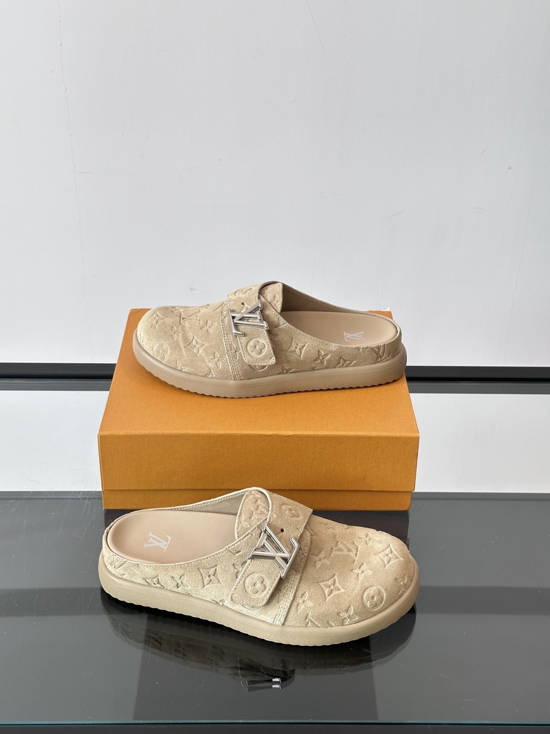 LV Easy 2025新款男士休闲凉拖拖鞋,取材绒面牛皮革,以Monogram 图案彰显潮流风范。L