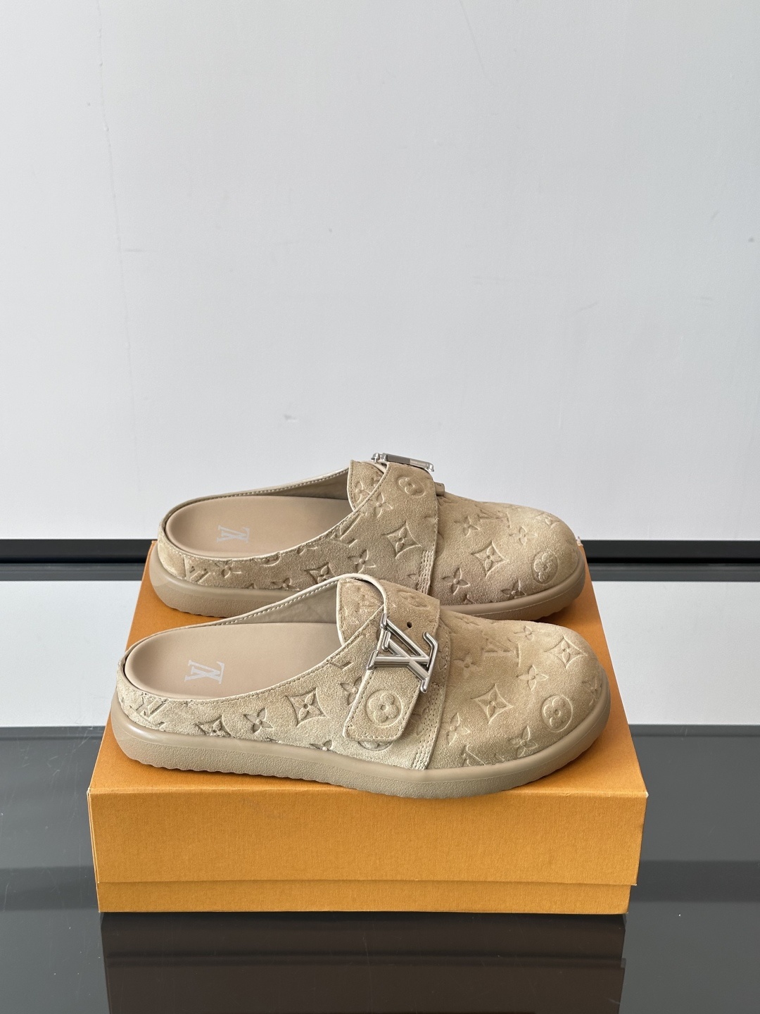LV Easy 2025新款男士休闲凉拖拖鞋,取材绒面牛皮革,以Monogram 图案彰显潮流风范。L