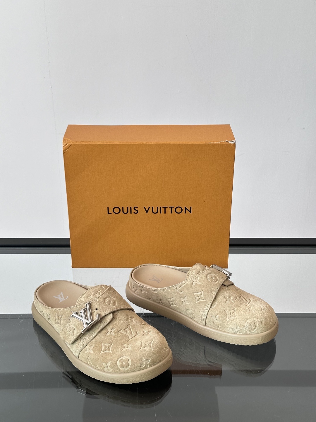 LV Easy 2025新款男士休闲凉拖拖鞋,取材绒面牛皮革,以Monogram 图案彰显潮流风范。L