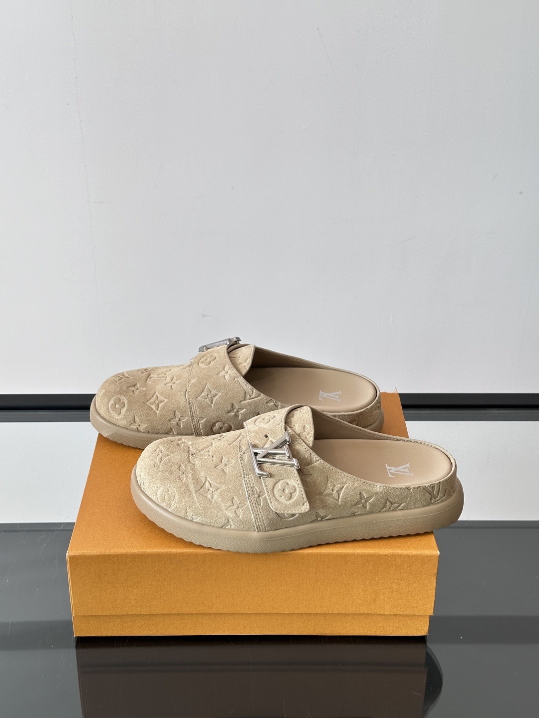 LV Easy 2025新款男士休闲凉拖拖鞋,取材绒面牛皮革,以Monogram 图案彰显潮流风范。L