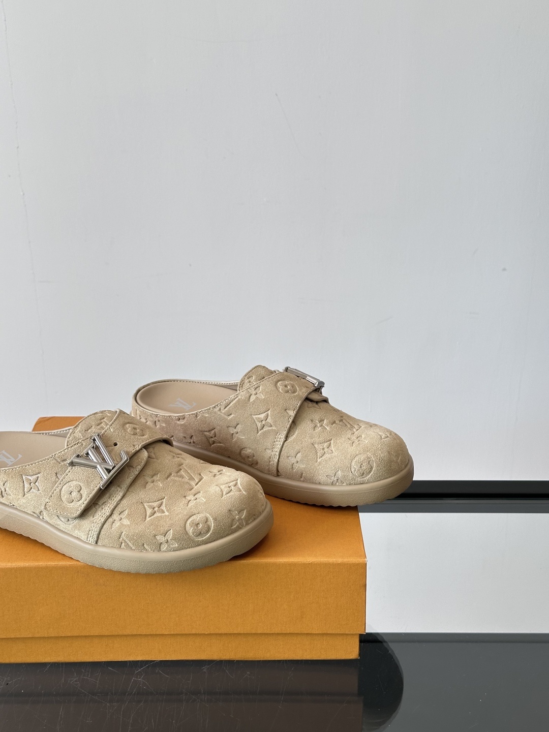 LV Easy 2025新款男士休闲凉拖拖鞋,取材绒面牛皮革,以Monogram 图案彰显潮流风范。L