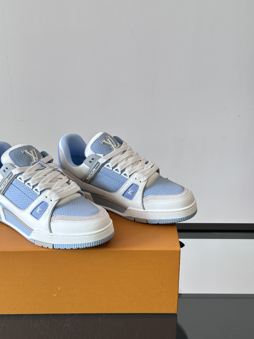 驴家 新配色 trainer运动鞋,本款 LV Trainer 运动鞋取材柔软粒面小牛皮,呈现纯净色调,
