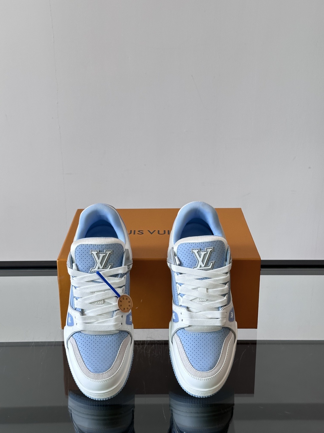 驴家 新配色 trainer运动鞋,本款 LV Trainer 运动鞋取材柔软粒面小牛皮,呈现纯净色调,