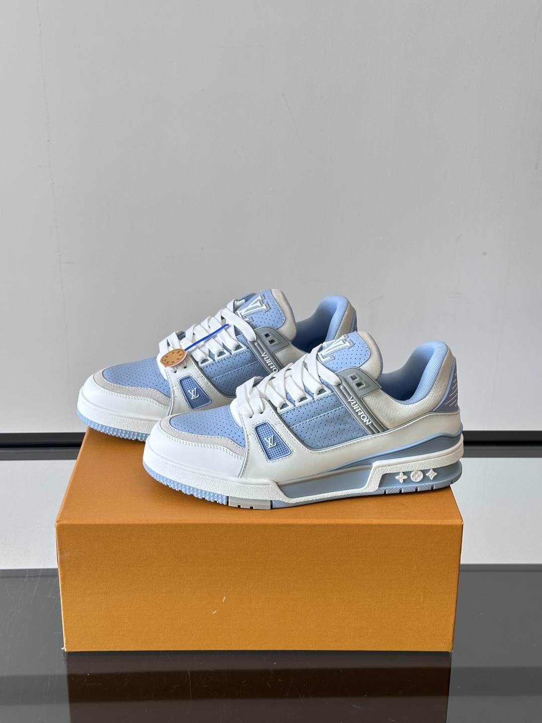 驴家 新配色 trainer运动鞋,本款 LV Trainer 运动鞋取材柔软粒面小牛皮,呈现纯净色调,
