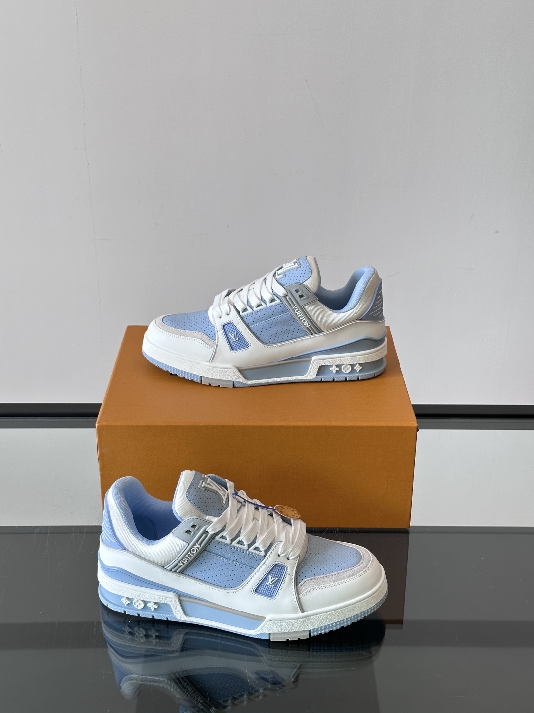 驴家 新配色 trainer运动鞋,本款 LV Trainer 运动鞋取材柔软粒面小牛皮,呈现纯净色调,