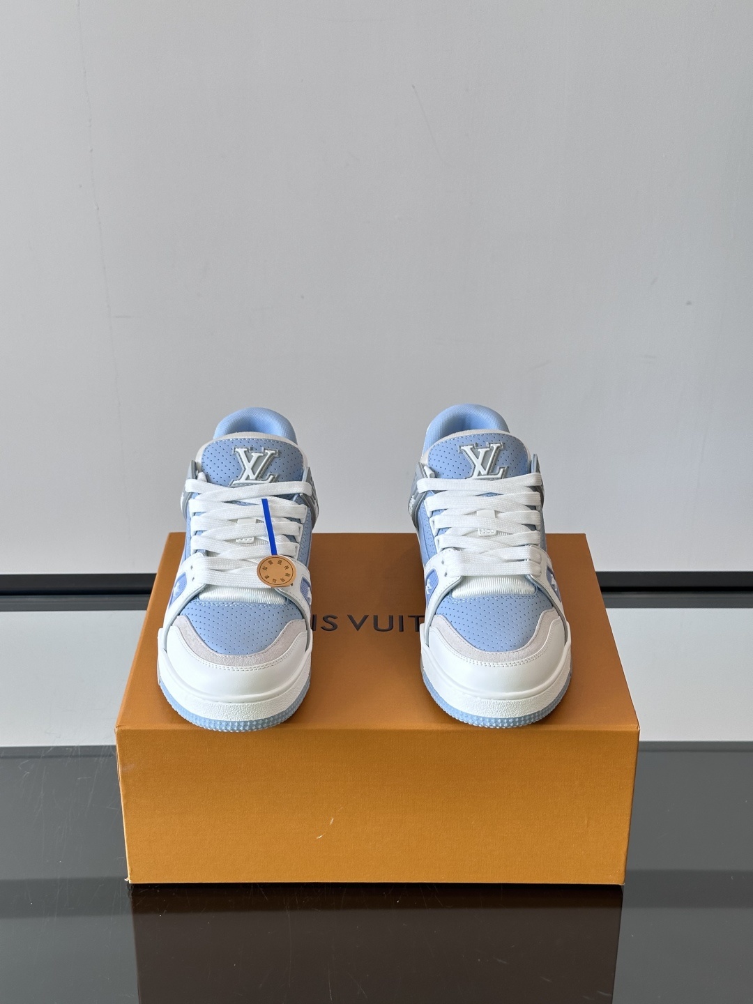驴家 新配色 trainer运动鞋,本款 LV Trainer 运动鞋取材柔软粒面小牛皮,呈现纯净色调,
