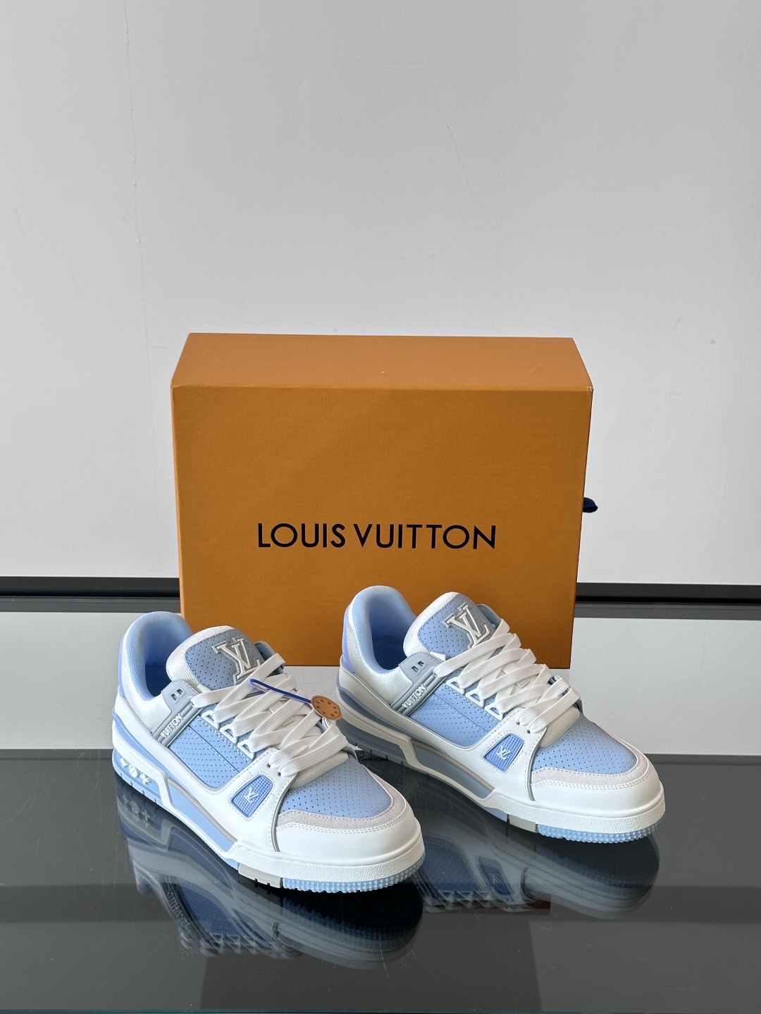 驴家 新配色 trainer运动鞋,本款 LV Trainer 运动鞋取材柔软粒面小牛皮,呈现纯净色调,
