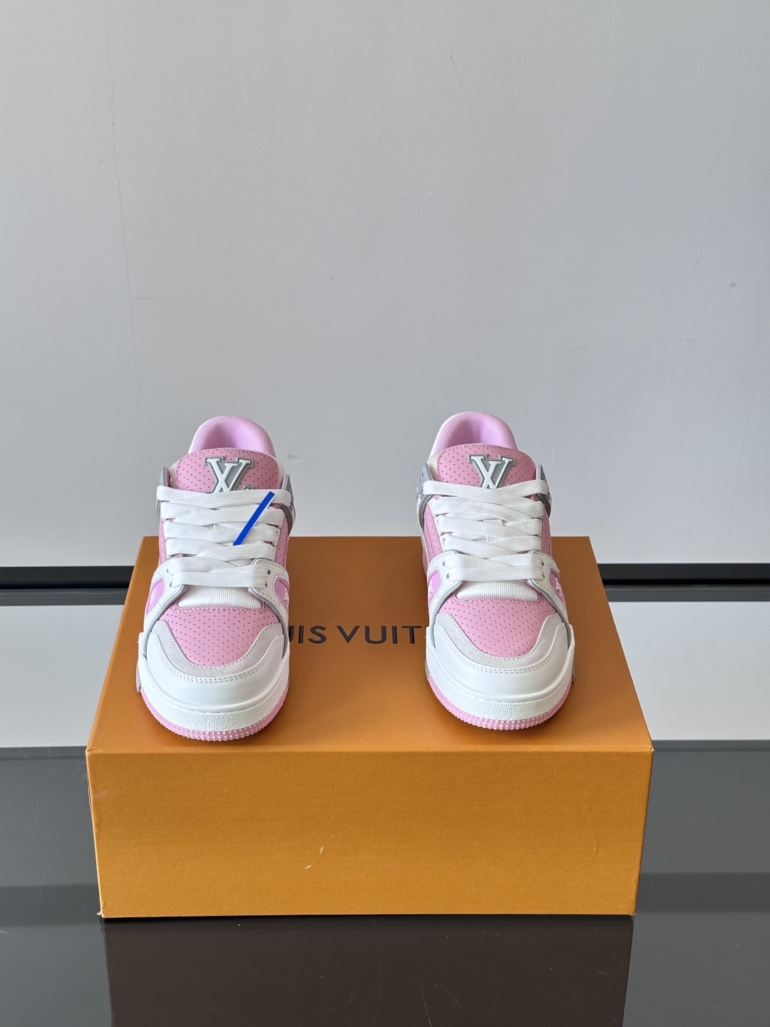 驴家 新配色 trainer运动鞋,本款 LV Trainer 运动鞋取材柔软粒面小牛皮,呈现纯净色调,