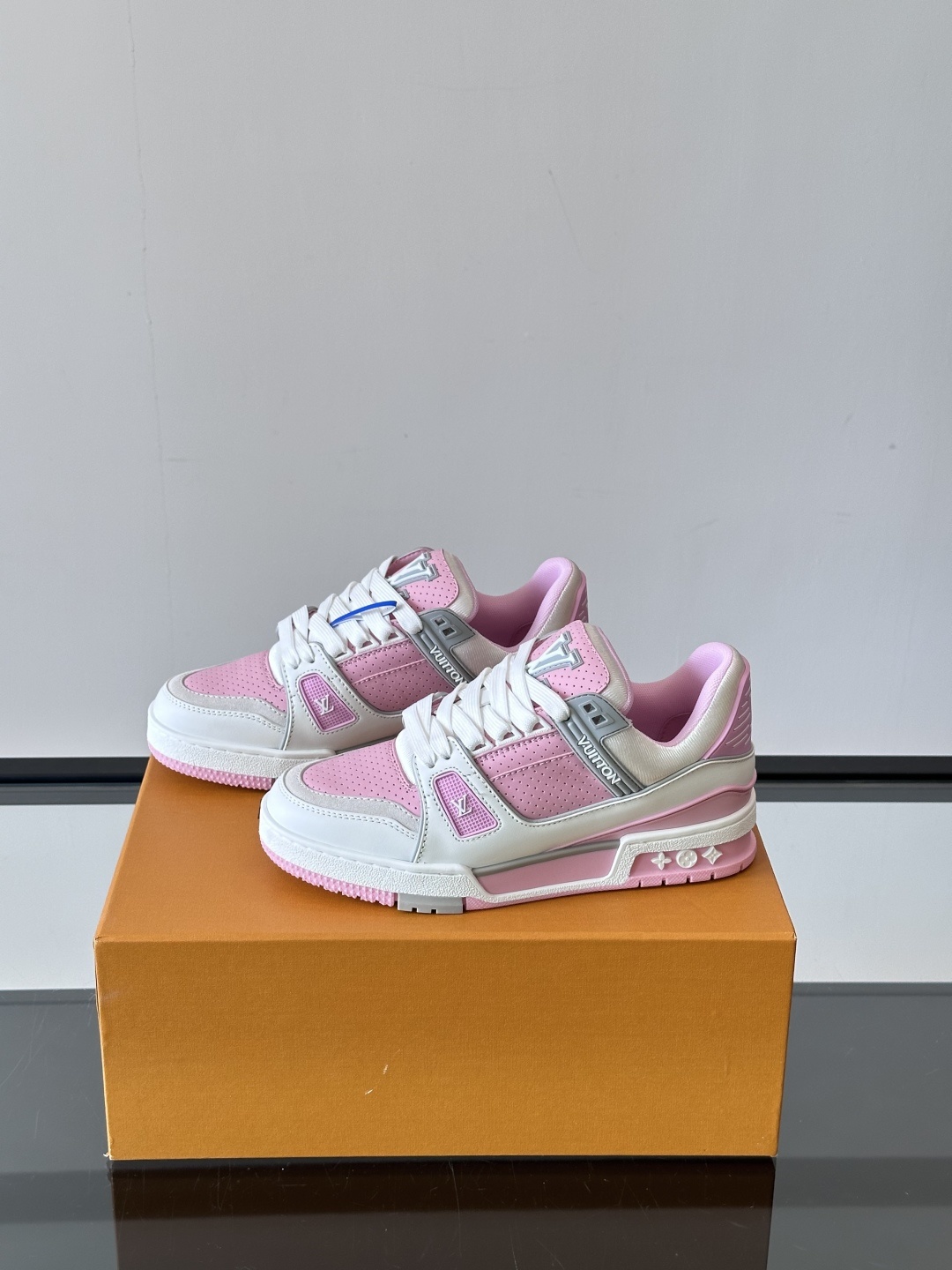 驴家 新配色 trainer运动鞋,本款 LV Trainer 运动鞋取材柔软粒面小牛皮,呈现纯净色调,