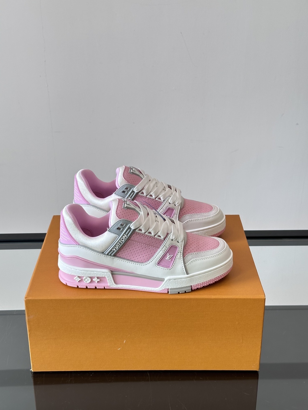 驴家 新配色 trainer运动鞋,本款 LV Trainer 运动鞋取材柔软粒面小牛皮,呈现纯净色调,