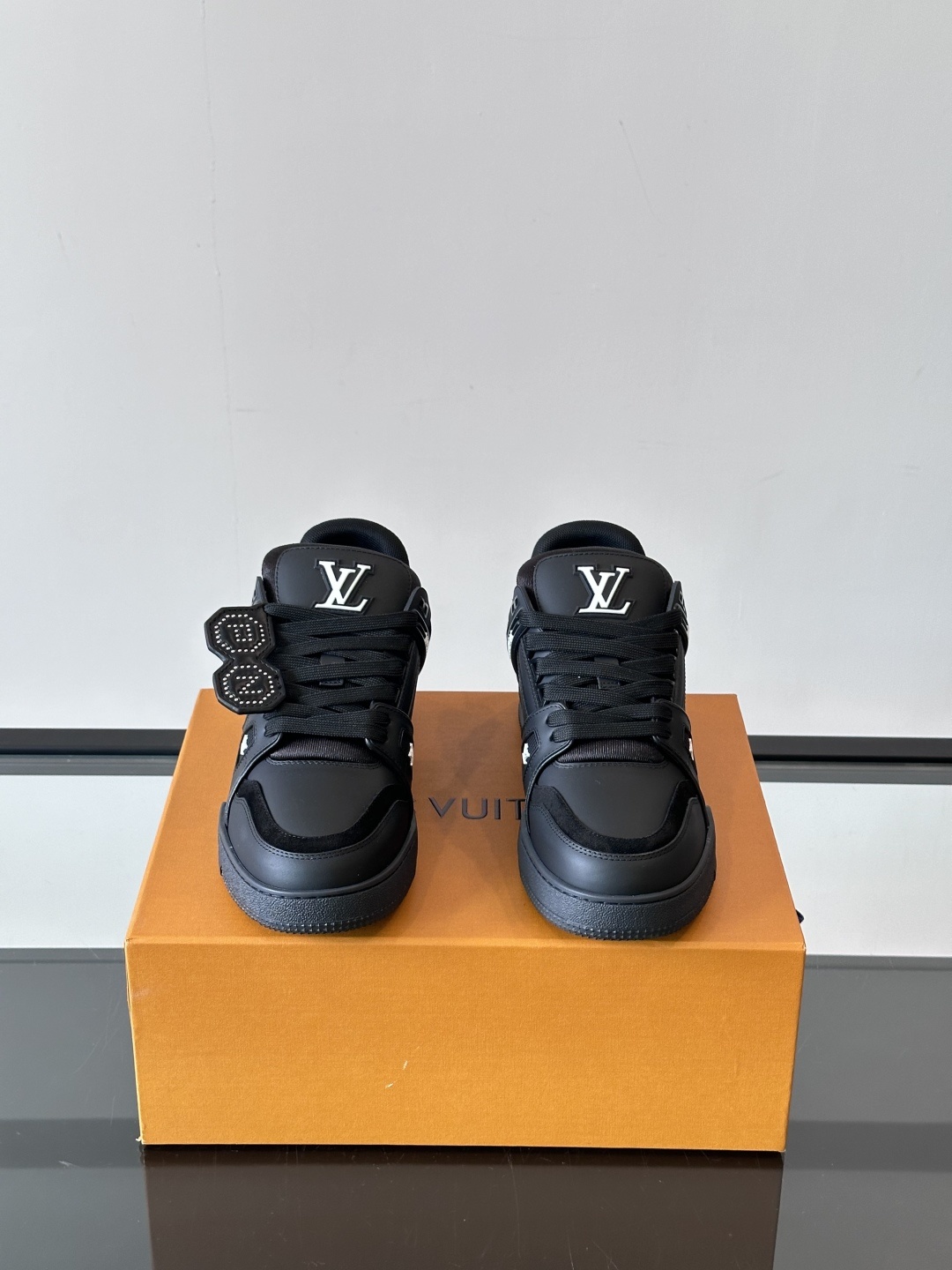 LV✖️Nigo联名款trainer帅到起飞🛫的板鞋👟!运动鞋取材柔软粒面小牛皮,呈现纯净色调,后部#5